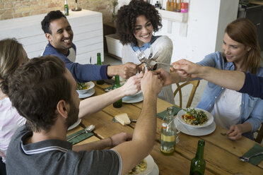 Glückliche Freunde beim gemeinsamen Essen - FKF000999