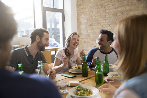 Glückliche Freunde beim gemeinsamen Essen, lizenzfreies Stockfoto