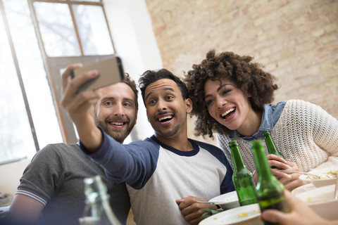 Glückliche Freunde machen ein Selfie, lizenzfreies Stockfoto