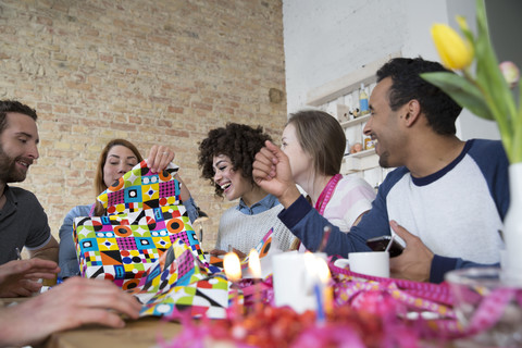 Eine Gruppe von Freunden feiert Geburtstag, lizenzfreies Stockfoto