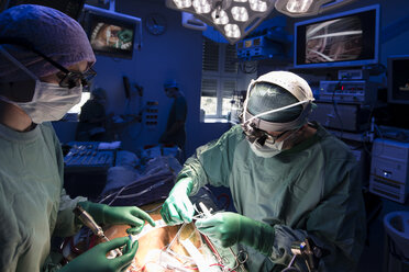 Zwei Chirurgen bei einer Herzoperation - MWEF000008