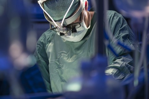 Chirurg während einer Operation, lizenzfreies Stockfoto