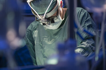 Chirurg während einer Operation - MWEF000005
