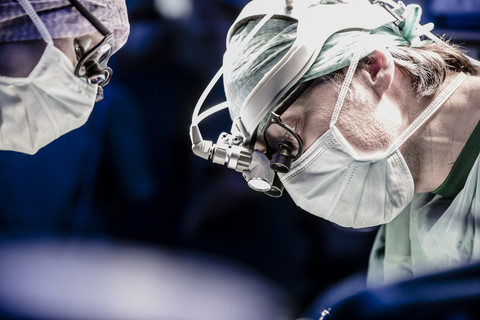 Zwei Chirurgen während einer Operation, lizenzfreies Stockfoto