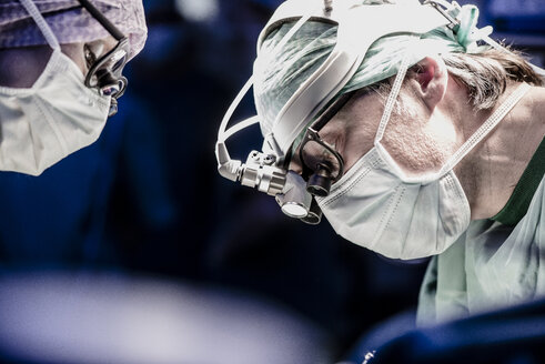 Two surgeons during a surgery - MWEF000009