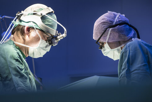 Zwei Chirurgen während einer Operation - MWEF000010