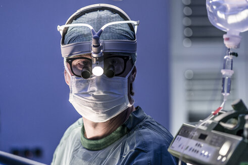 Chirurg im Operationssaal - MWEF000013