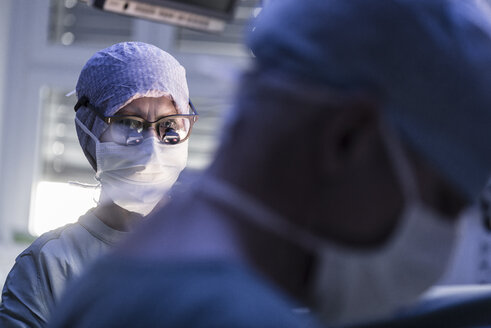 Zwei Chirurgen im Operationssaal - MWEF000003