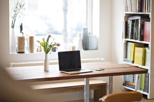 Tisch mit Laptop in einem modernen, individuellen Bistro - FKF001050