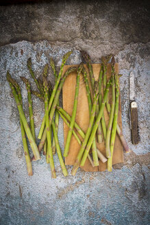 Grüner Bio-Spargel auf Schneidebrett, Messer - LVF003251