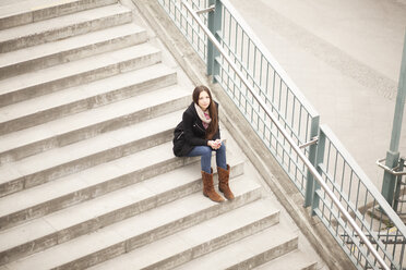Junge Frau auf der Treppe sitzend - MMFF000705