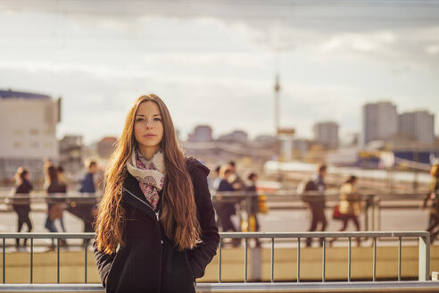 Deutschland, Berlin, Porträt einer jungen Frau - MMFF000711