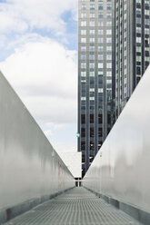 Niederlande, Rotterdam, Kop van Zuid, Blick auf den Gehweg an der U-Bahn-Station Wilhelminaplein - MSF004529