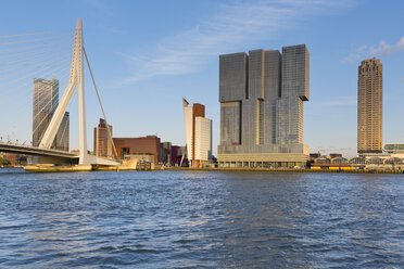 Niederlande, Rotterdam, Blick auf die Skyline - MSF004536