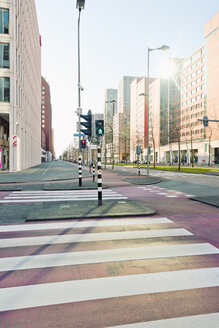 Niederlande, Rotterdam, Kop van Zuid, Kreuzung mit Ampeln - MSF004551