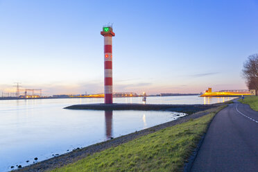 Niederlande, Leuchtturm und Hafeneinfahrt von Rotterdam am Abend - MSF004510