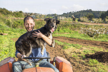 Landwirt mit Traktor auf dem Feld mit Hund - GEMF000229