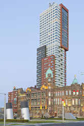 Niederlande, Rotterdam, klassisches Gebäude der Holland-Amerika-Lijn und moderner Montevideo-Wohnturm der Architektin Francine Houben am Wilhelminapier - MSF004515