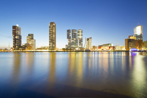 Niederlande, Grafschaft Holland, Rotterdam, Blick über den Rijnhaven auf die Skyline des Kop van Zuid, Wilhelminapier - MSF004517