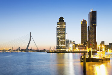 Niederlande, Grafschaft Holland, Rotterdam, Blick auf die Erasmusbrücke, Kop van Zuid, Pier im Vordergrund - MSF004525