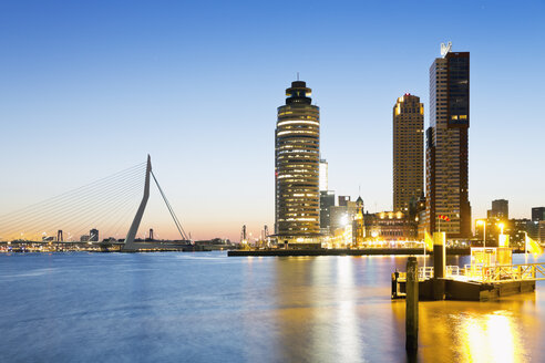 Niederlande, Grafschaft Holland, Rotterdam, Blick auf die Erasmusbrücke, Kop van Zuid, Pier im Vordergrund - MSF004525