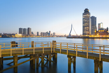 Niederlande, Grafschaft Holland, Rotterdam, Blick auf die Erasmusbrücke, Kop van Zuid, Pier im Vordergrund - MSF004519