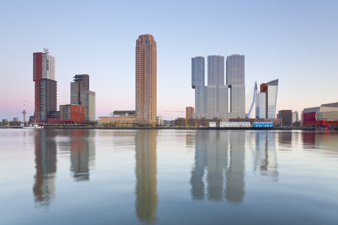 Niederlande, Grafschaft Holland, Rotterdam, Blick über den Rijnhaven auf die Skyline des Kop van Zuid, Wilhelminapier - MSF004520