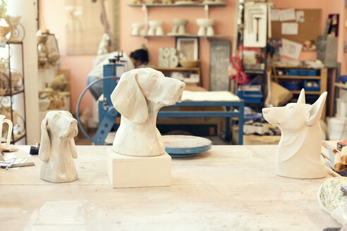 Ceramic dog figurines in potter's workshop - MAEF010382