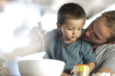 Father and son baking cake - ZEF004283