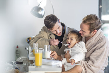 Schwules Paar füttert Sohn zum Frühstück - ZEF004471