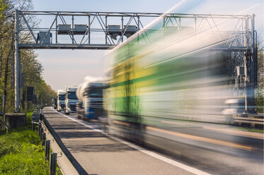 Deutschland, Grevenbroich, Lastwagen und Mautbrücke - FRF000250