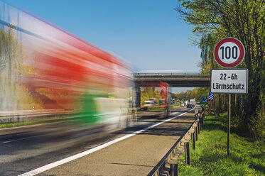Deutschland, Grevenbroich, Lkw auf Autobahn, Schild Geschwindigkeitsbegrenzung, Lärmschutz - FRF000249