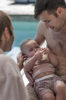 Schwules Paar füttert Baby am Pool mit der Flasche - ZEF004339