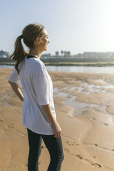 Spanien, Gijon, sportliche junge Frau am Strand - MGOF000202