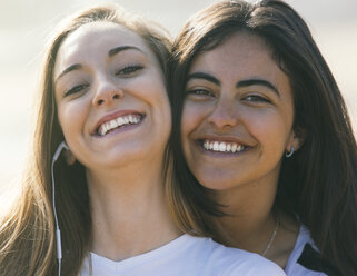 Porträt von zwei lächelnden jungen Frauen im Freien - MGOF000216