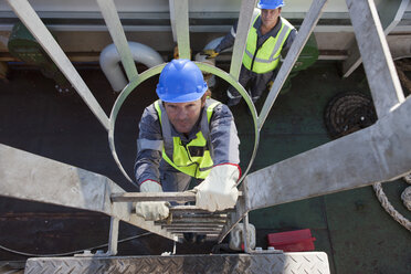 Arbeiter an Bord eines Schiffes klettert zum Ausguck hinauf - ZEF005452