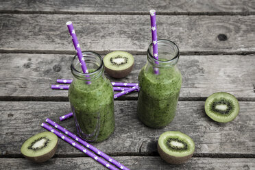 Green smoothie with kiwi, banana and mache, drinking straws, wood - SARF001750