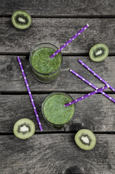 Green smoothie with kiwi, banana and mache, drinking straws, wood - SARF001752