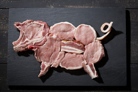 Rohes Schweinefleisch in Form eines Schweins, lizenzfreies Stockfoto