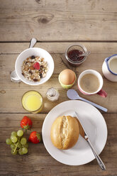 Frühstück auf dem Tisch - KSWF001448