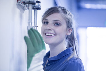 Portait of smiling technician - SGF001555