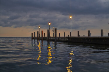 Italien, Garda, Gardasee, Seebrücke mit Laternen am Abend - MRF001620