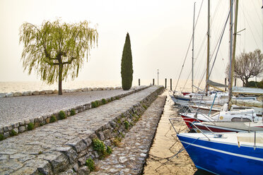 Italien, Torbole, Gardasee, vertäute Segelboote - MRF001624