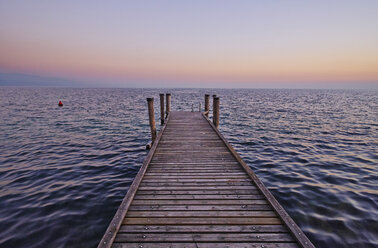 Italien, Punta san Vigilio, Gardasee, Steg in der Dämmerung - MRF001631