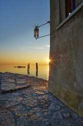 Italien, Punta san Vigilio, Sonnenuntergang über dem Gardasee - MRF001634