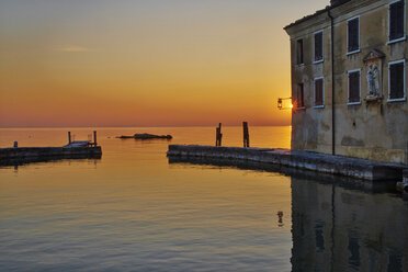 Italien, Punta san Vigilio, Sonnenuntergang über dem Gardasee - MRF001640