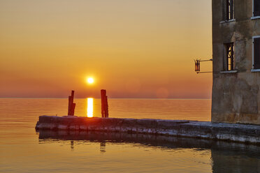 Italien, Punta san Vigilio, Sonnenuntergang über dem Gardasee - MRF001641