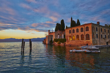 Italien, Punta san Vigilio, Abend am Gardasee - MRF001644