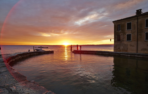 Italien, Punta san Vigilio, Sonnenuntergang über dem Gardasee, lizenzfreies Stockfoto