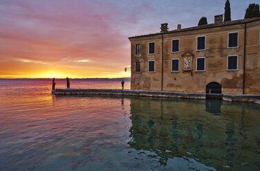 Italien, Punta san Vigilio, Sonnenuntergang über dem Gardasee - MRF001647